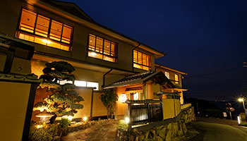 呑海楼 夜の外観